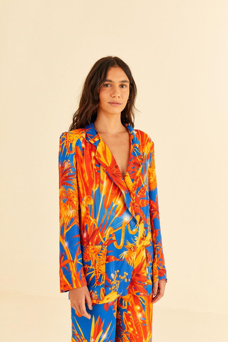 Blazer-tropical-estampado-con-solapas-clasicas-y-cierre-de-dos-botones-visto-desde-el-frente.