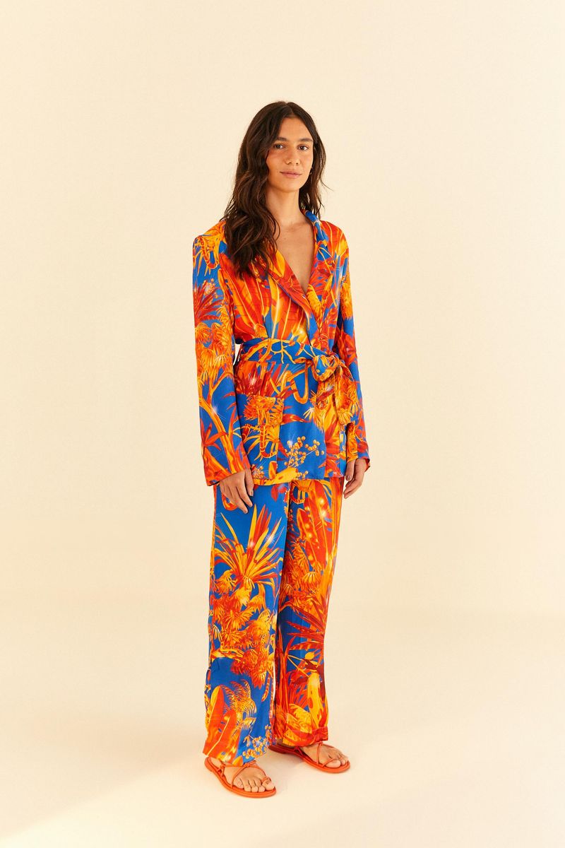 Conjunto-de-blazer-y-pantalon-estampados-con-diseño-tropical-visto-en-cuerpo-completo.