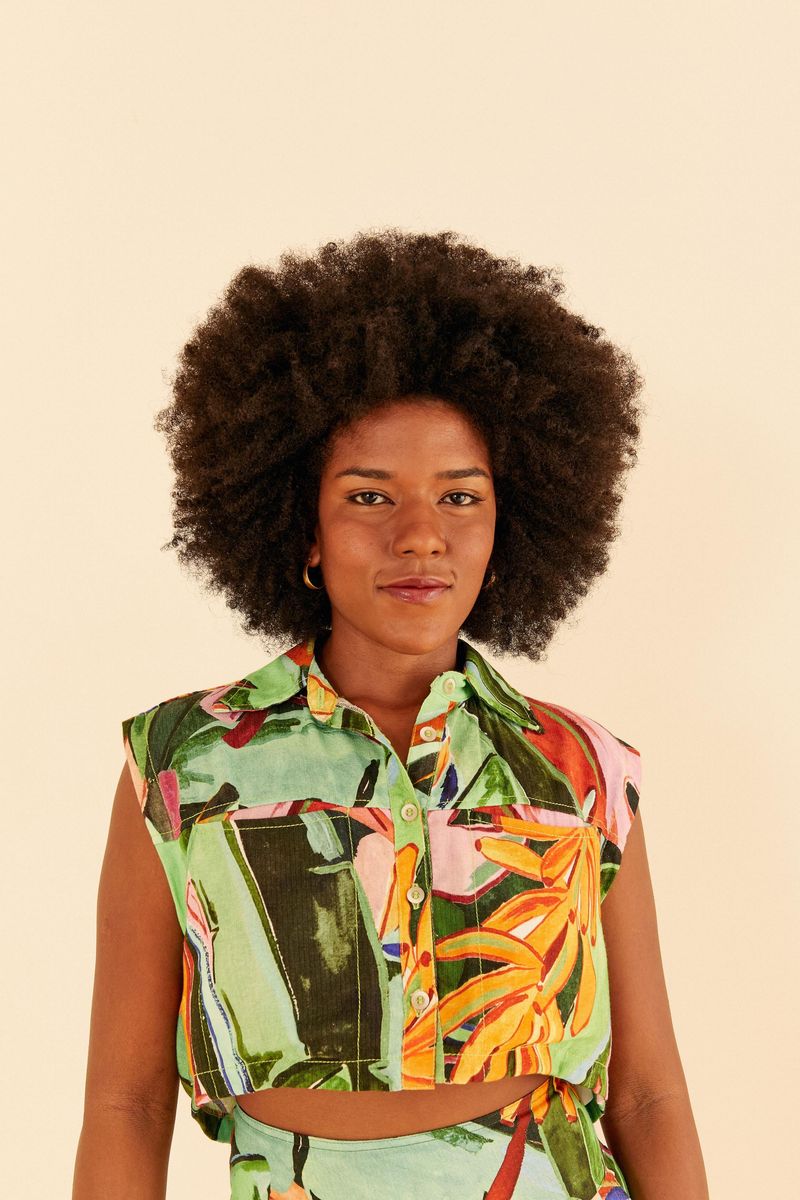 Blusa-cropped-estampada-con-diseño-de-hojas-de-platano-vista-delantera-con-detalles-de-cuello-doblado-y-bolsillos-chapados.