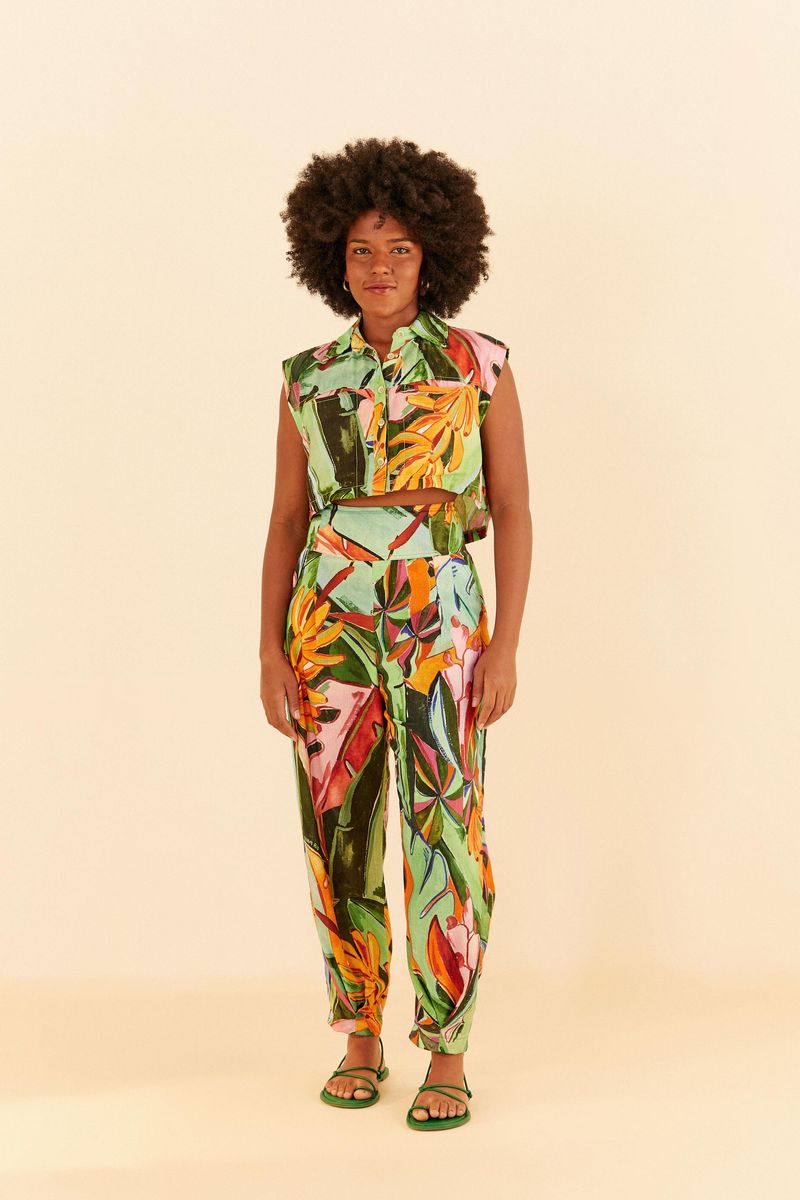 Vista-completa-de-la-blusa-cropped-estampada-con-diseño-de-hojas-de-platano-combinada-con-pantalones-estampados.