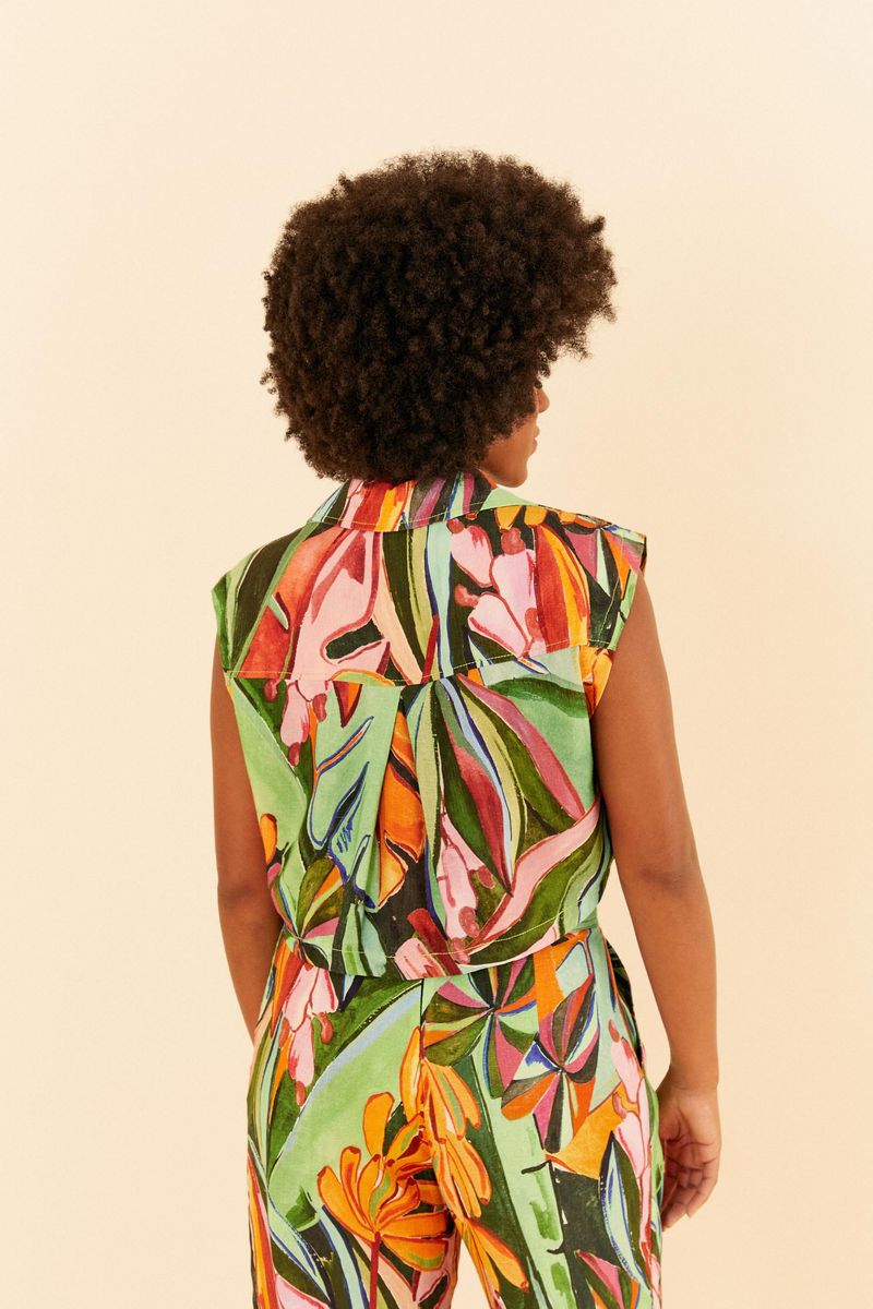 Vista-trasera-de-la-blusa-cropped-estampada-con-diseño-de-hojas-de-platano-destacando-el-diseño.