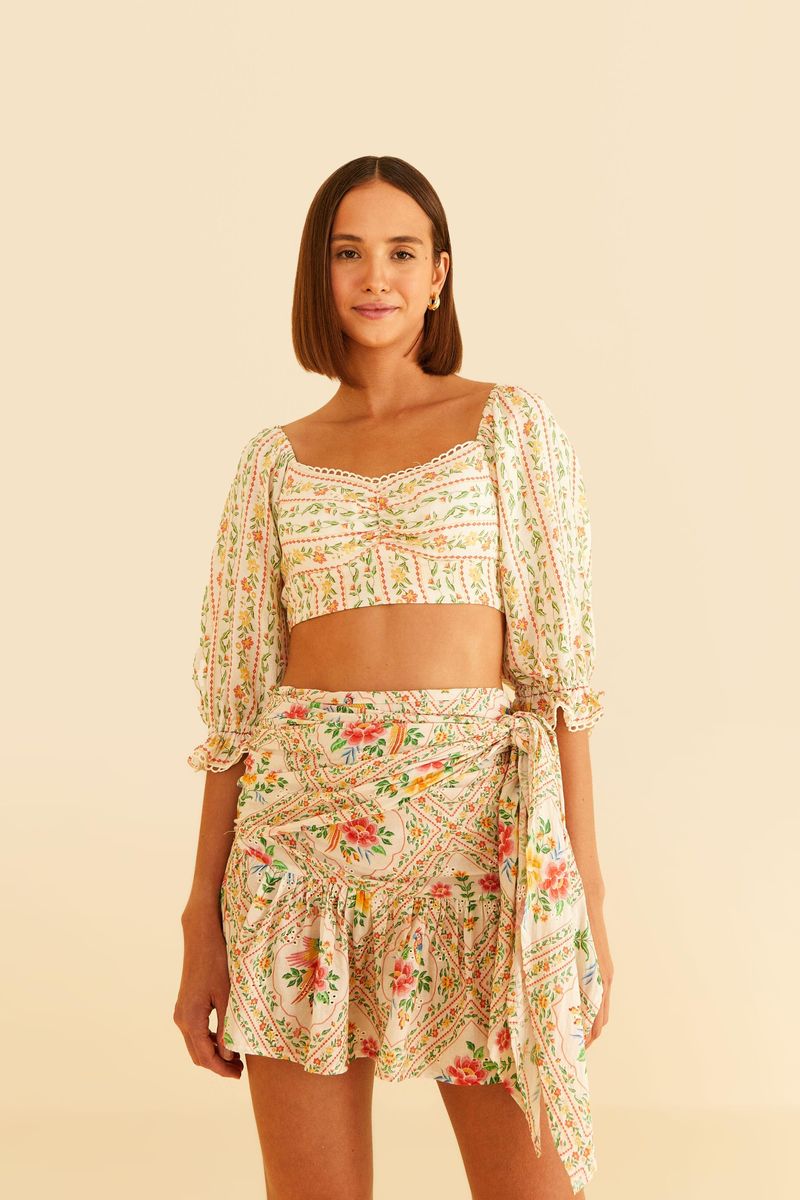 Detalle-de-la-falda-estampada-tropical-con-volantes-y-amarre-lateral-vista-lateral.
