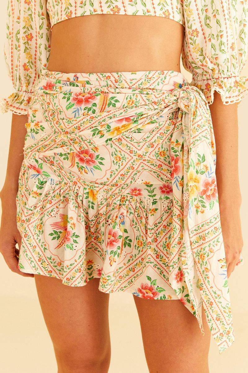 Acercamiento-del-amarre-lateral-de-la-falda-estampada-tropical.