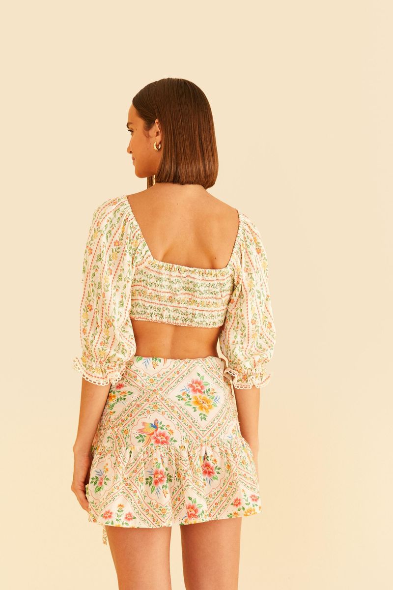 Vista-trasera-de-la-falda-estampada-tropical-con-volantes.