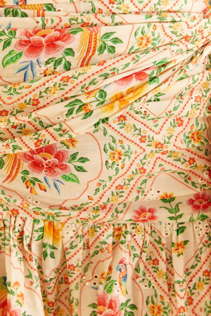 Detalle-del-estampado-tropical-con-flores-y-pajaros.