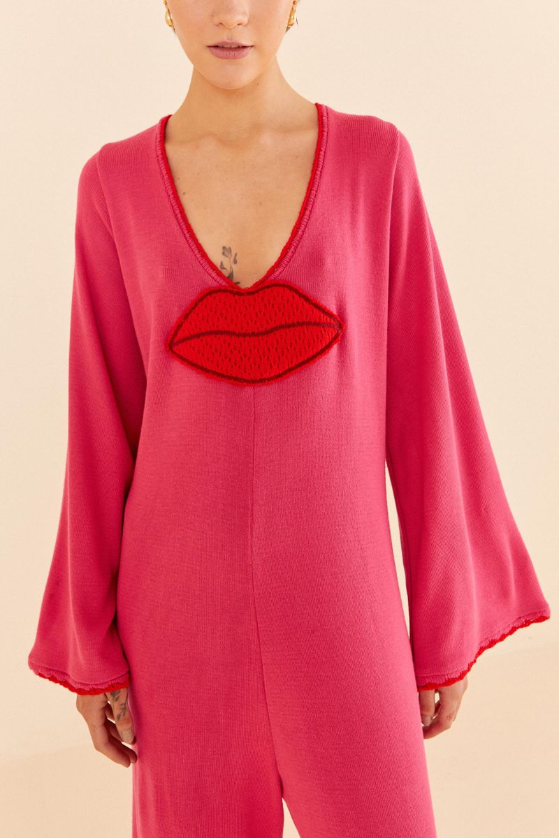Detalle-del-escote-en-V-del-mono-de-punto-rosa-con-bordado-en-forma-de-boca.