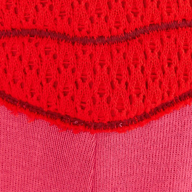Detalle-del-acabado-en-ganchillo-del-bordado-en-el-mono-de-punto-rosa.