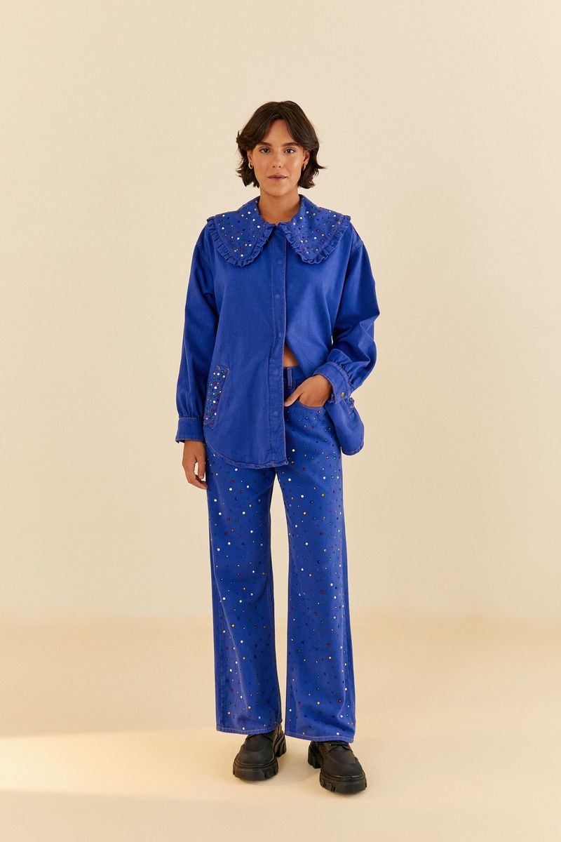 Vista-frontal-del-pantalon-wide-leg-azul-con-piedrecillas-coloridas.