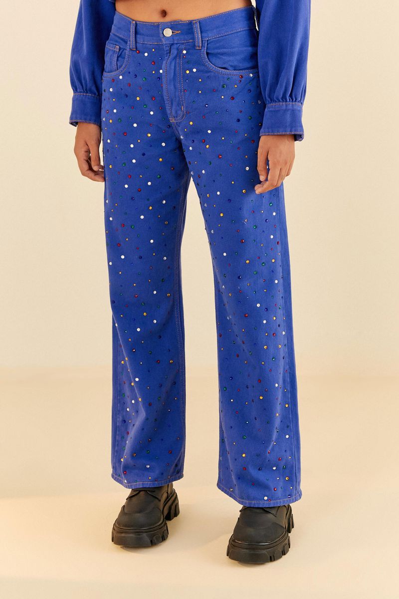 Detalle-de-la-cintura-y-bolsillos-del-pantalon-wide-leg-azul-con-piedrecillas-coloridas.