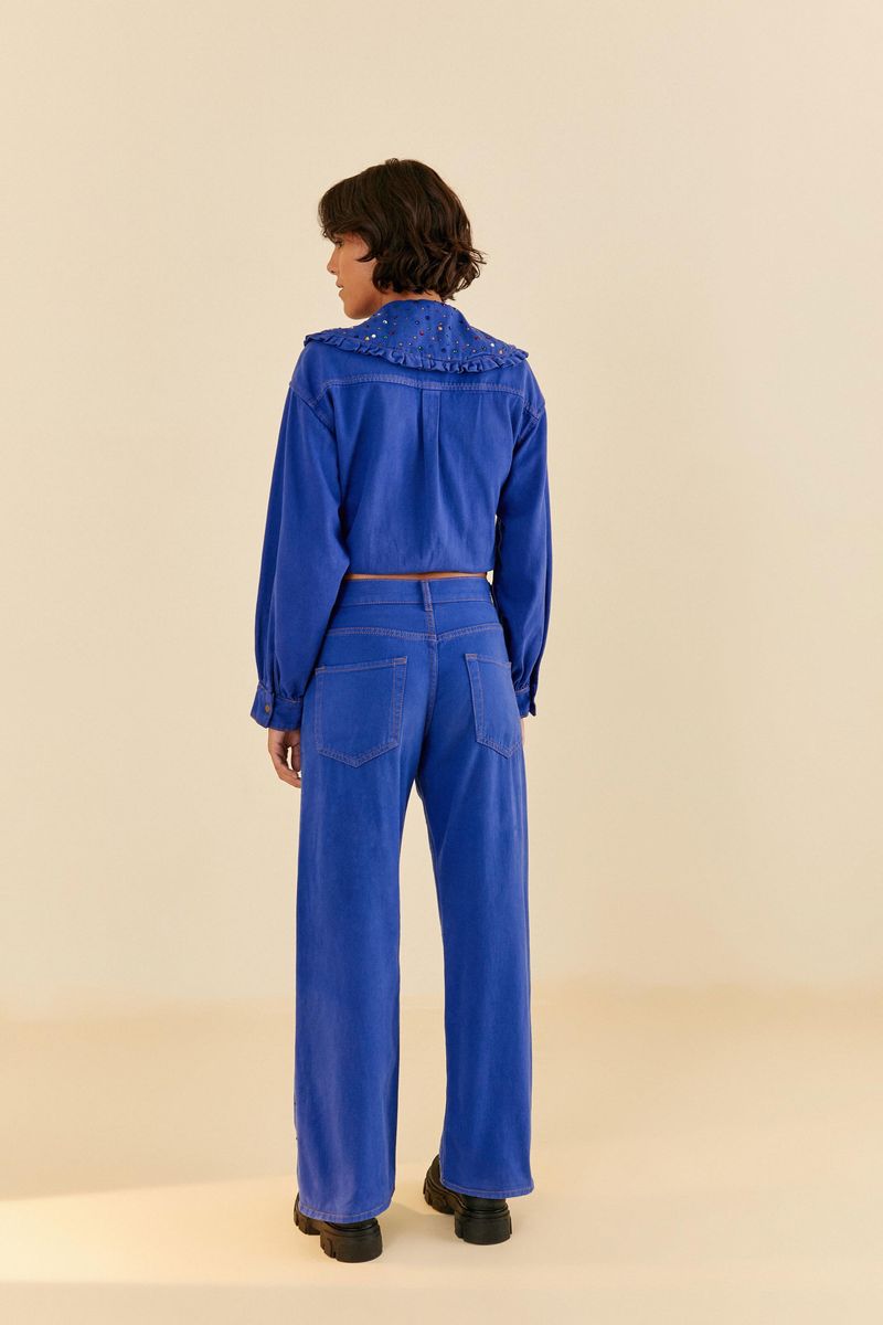 Vista-trasera-del-pantalon-wide-leg-azul-con-piedrecillas-coloridas.