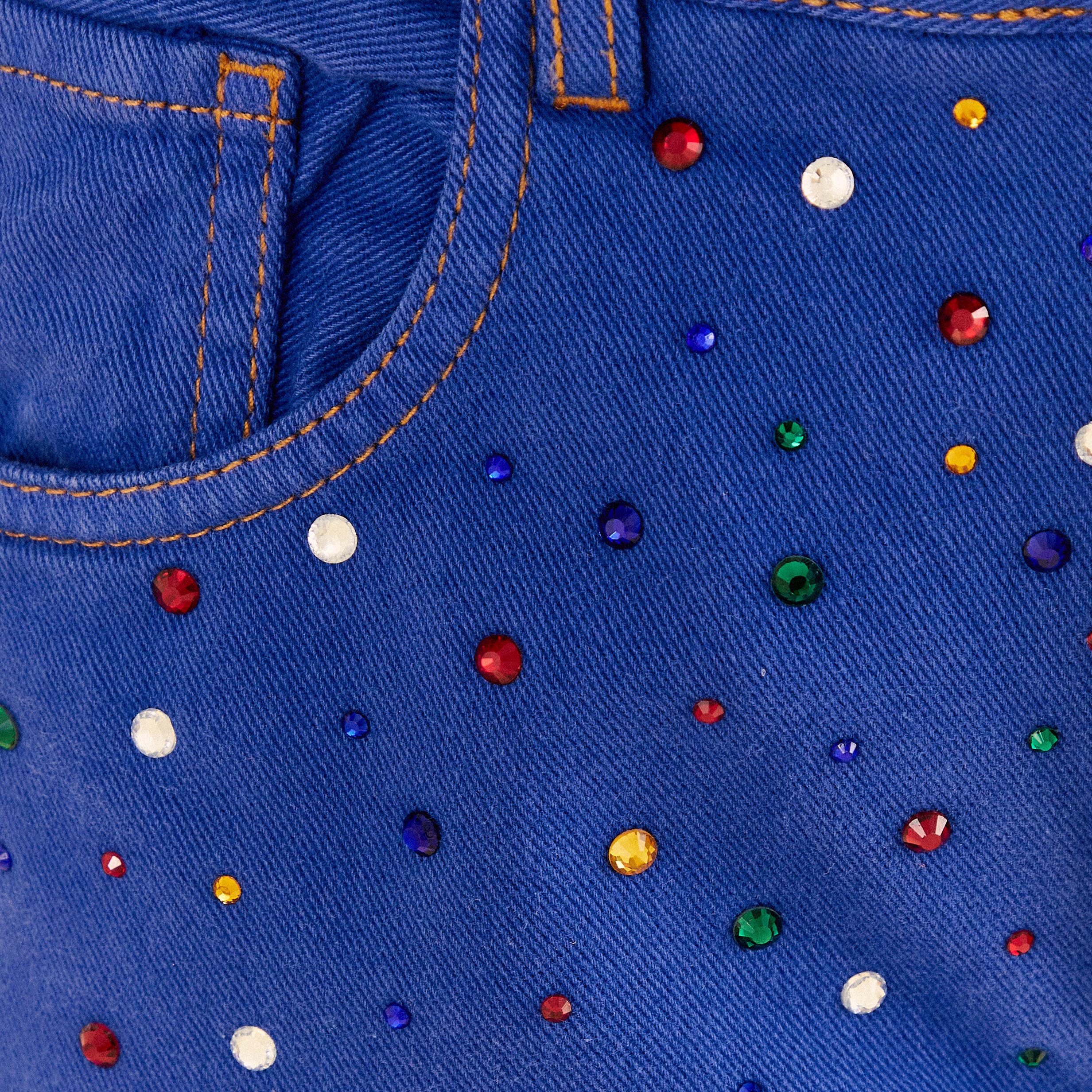 Detalle-del-cinturon-y-trabillas-del-pantalon-wide-leg-azul-con-piedrecillas-coloridas.