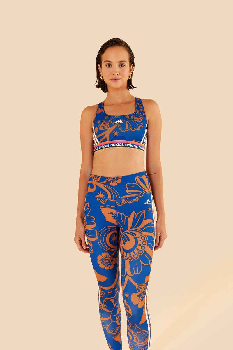 Vista lateral de las leggings Adidas Boho Flower Real mostrando detalles del estampado.