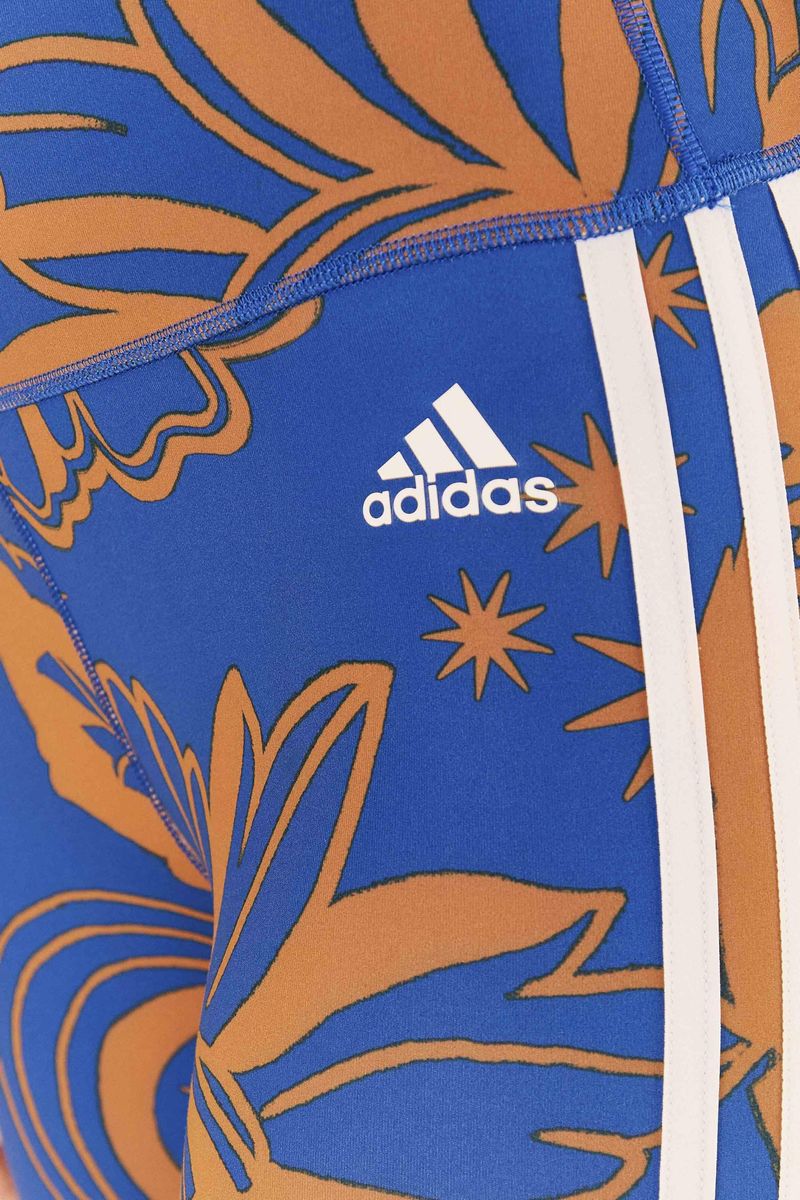 Vista acercada del logo Adidas en las leggings estampadas Boho Flower Real.