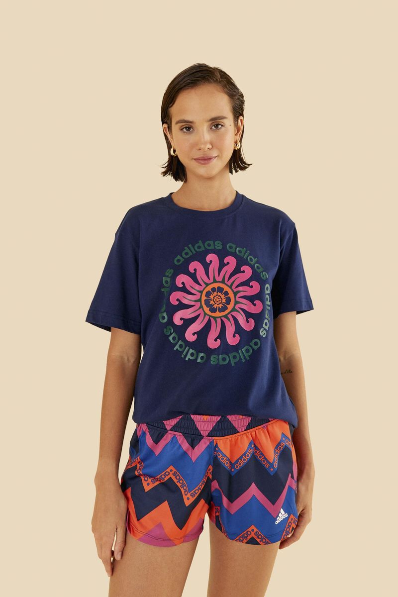 Imagen de una modelo luciendo el Short Adidas Stripes Indigo con estampado geométrico vibrante.