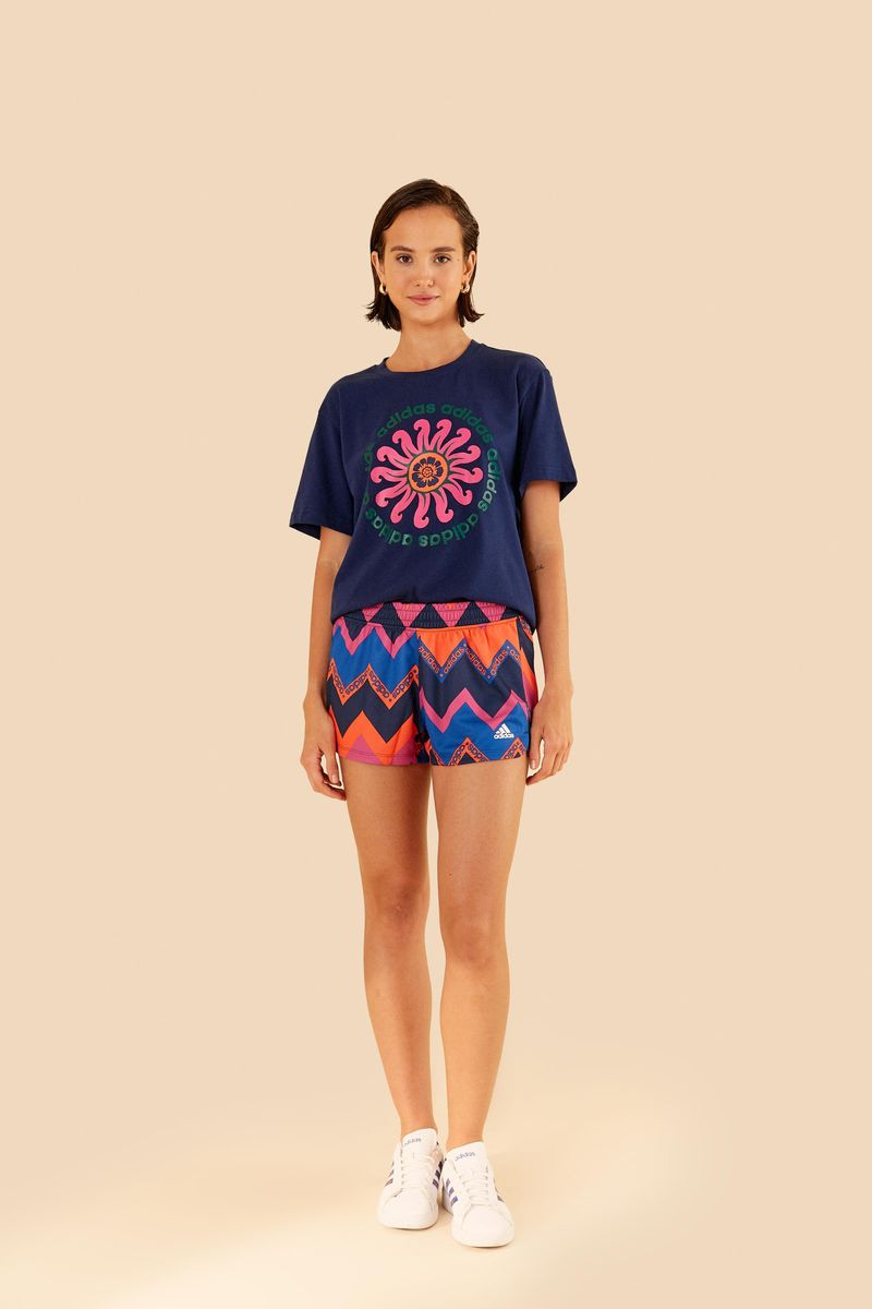 Vista frontal del Short Adidas Stripes Indigo mostrando detalles del estampado.