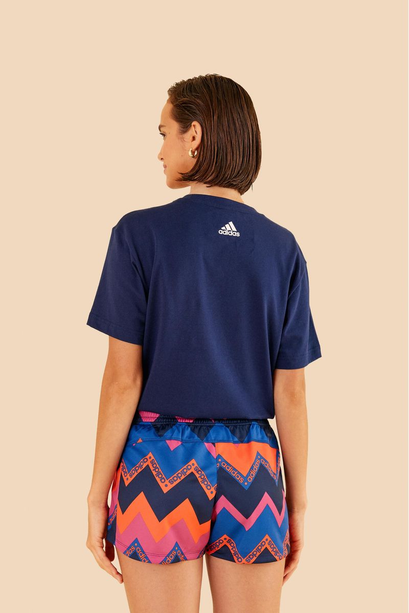 Vista trasera del short Adidas Stripes Indigo con estampado geométrico.