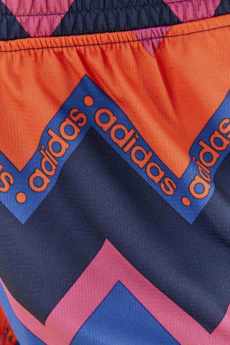 Primer plano del estampado geométrico del Short Adidas Stripes Indigo.