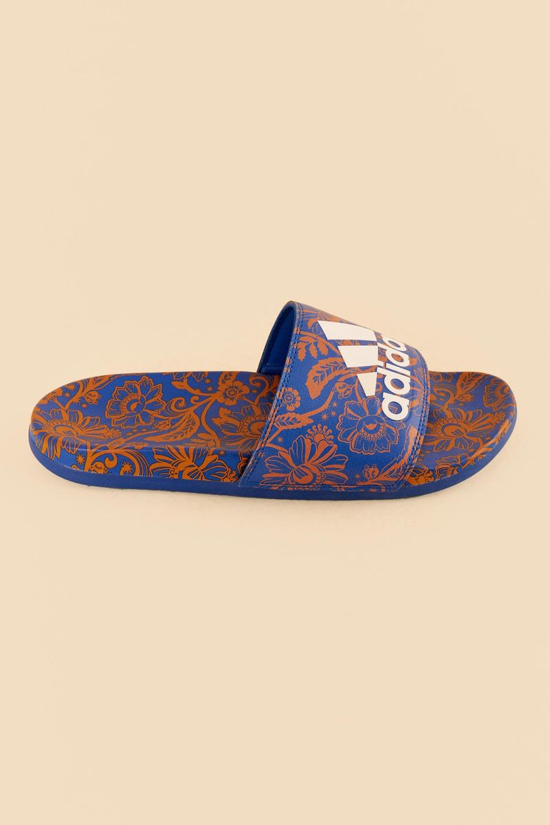 Sandalia Adilette Adidas Comfort con estampado floral vibrante vista lateral.
