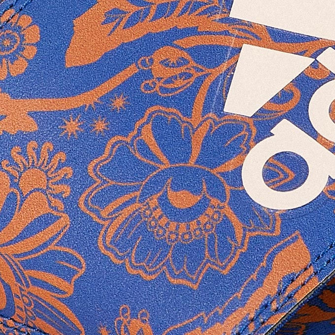 Detalle del estampado floral vibrante en la sandalia Adilette Adidas Comfort.