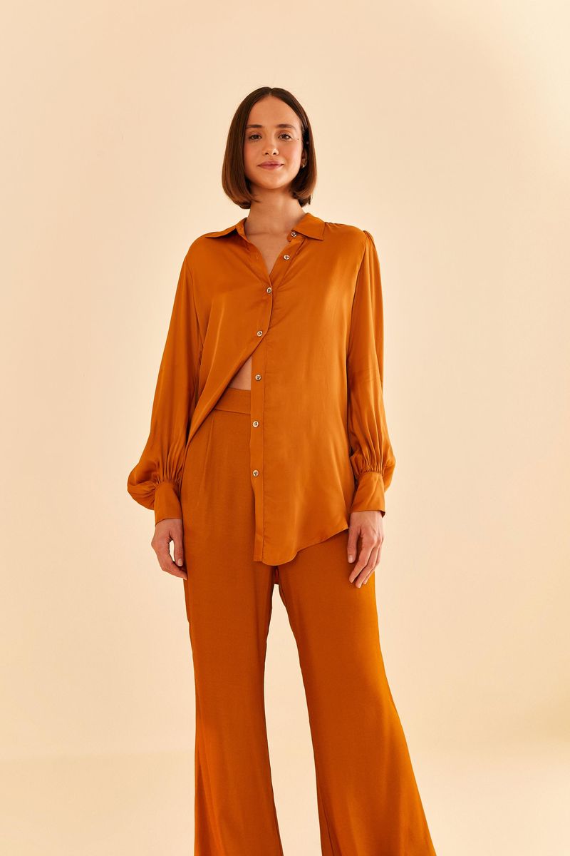 Pantalon-flare-de-saten-en-tono-ocre-vista-frontal-con-camisa-a-juego.