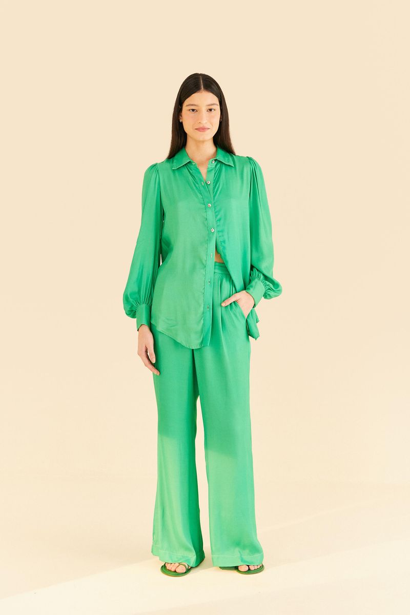 Vista-frontal-del-pantalon-flare-de-saten-verde-claro-destacando-los-bolsillos-laterales-estilo-navaja.