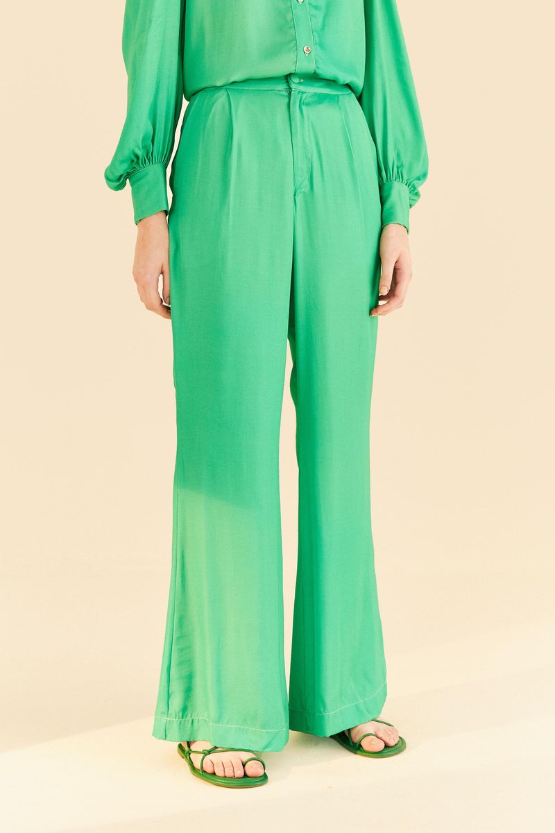 Vista-trasera-del-pantalon-flare-de-saten-verde-claro-mostrando-el-ajuste-de-la-pretina.