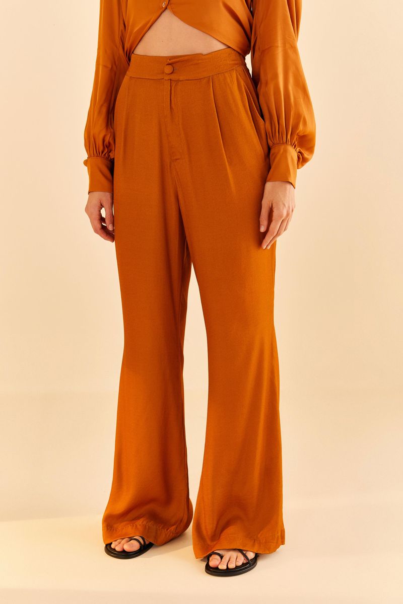 Detalle-de-la-cintura-alta-con-elastico-y-boton-del-pantalon-flare-de-saten.