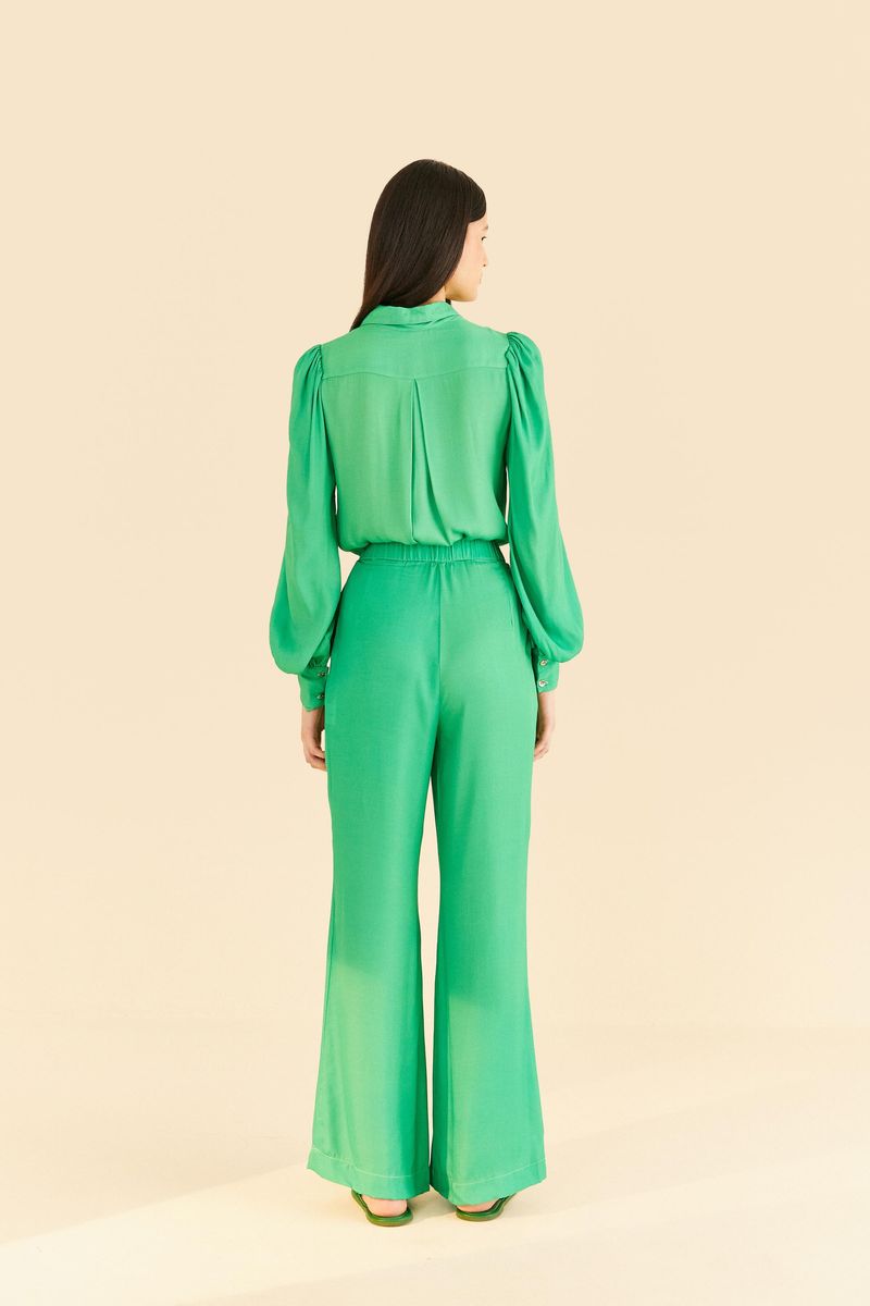 Detalle-del-tejido-de-saten-verde-claro-del-pantalon-flare.
