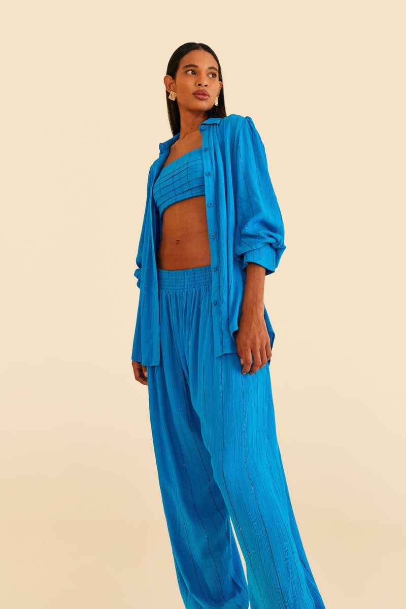 Vista-lateral-del-pantalon-azul-con-detalle-de-hilos-verticales-coloridos.
