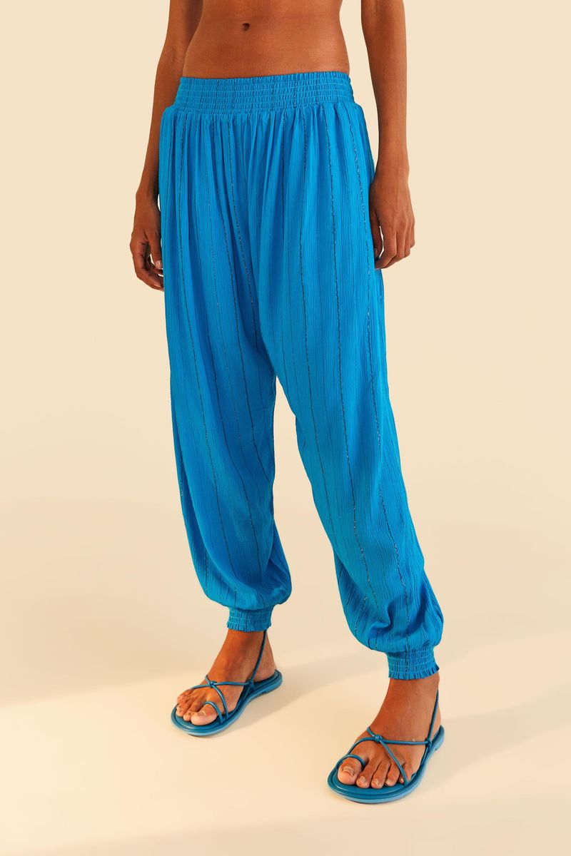Detalle-de-la-pretina-de-lastex-del-pantalon-azul.
