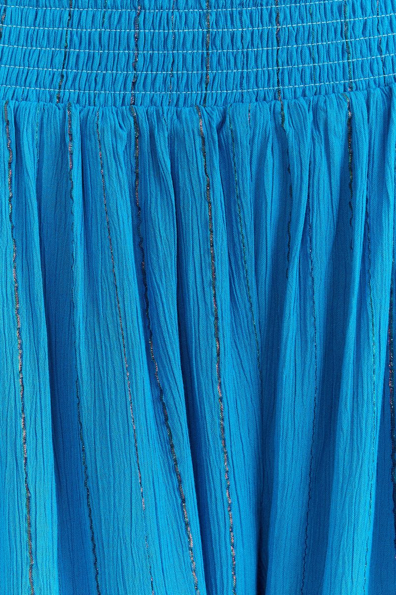 Acercamiento-al-tejido-azul-con-hilos-verticales-coloridos.