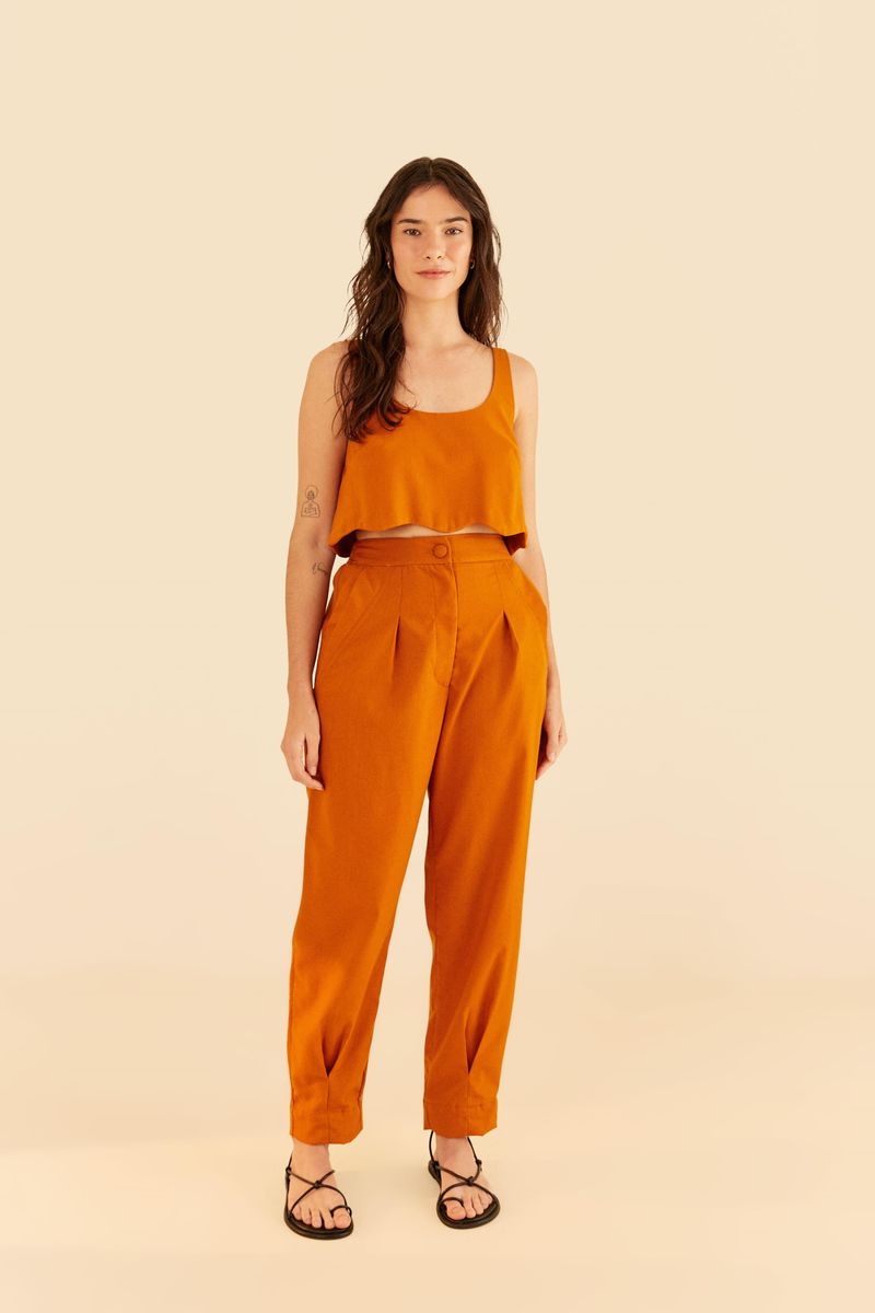 Vista-frontal-de-la-Musculosa-Cropped-Nuvem-mostrando-el-escote-en-U-y-tirantes-finos.