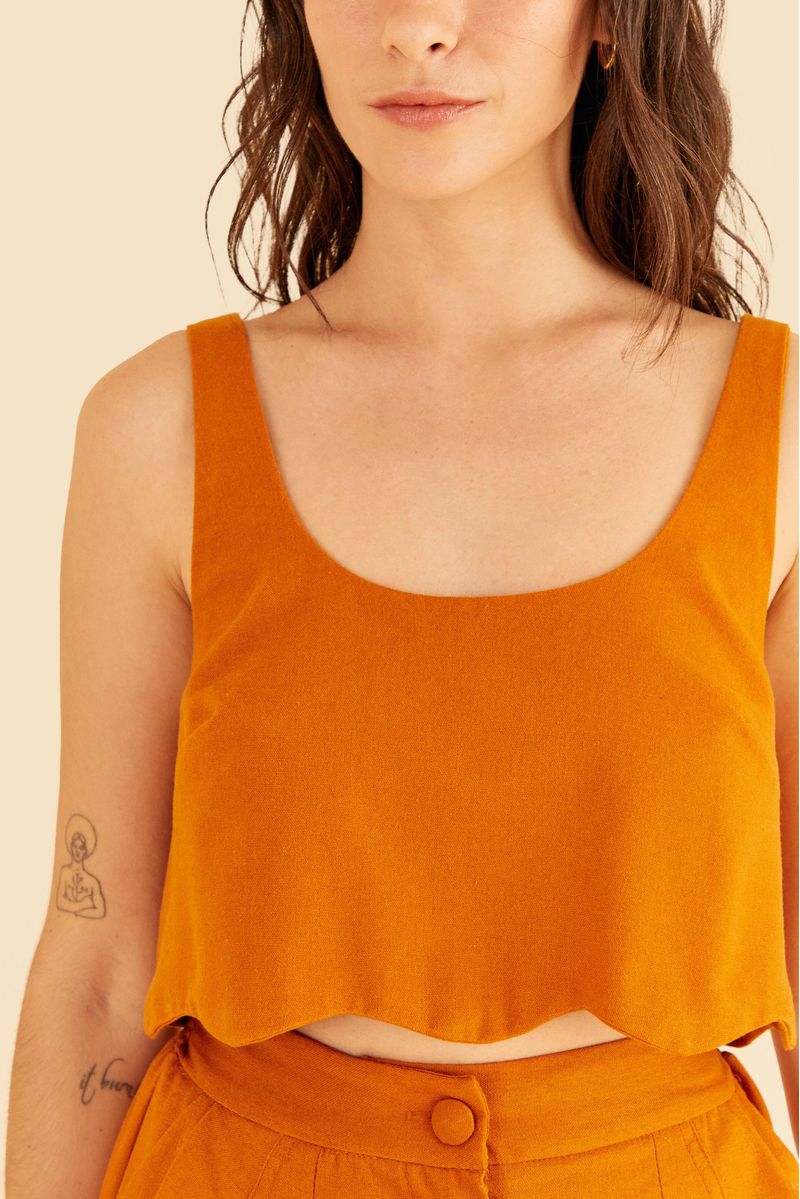 Vista-trasera-de-la-Musculosa-Cropped-Nuvem-destacando-el-escote-en-U-en-la-espalda.