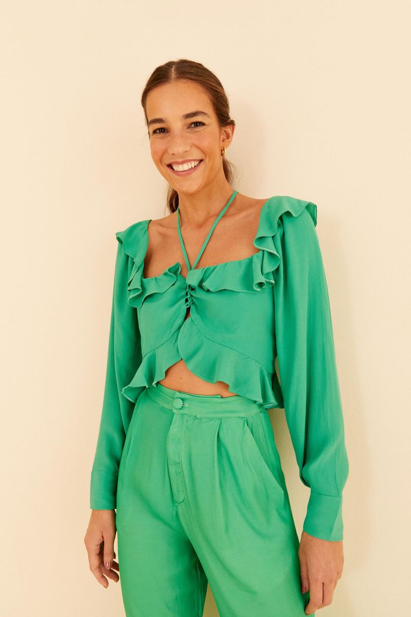 Blusa-cropped-verde-con-volantes-y-amarre-frontal-vista-frontal.