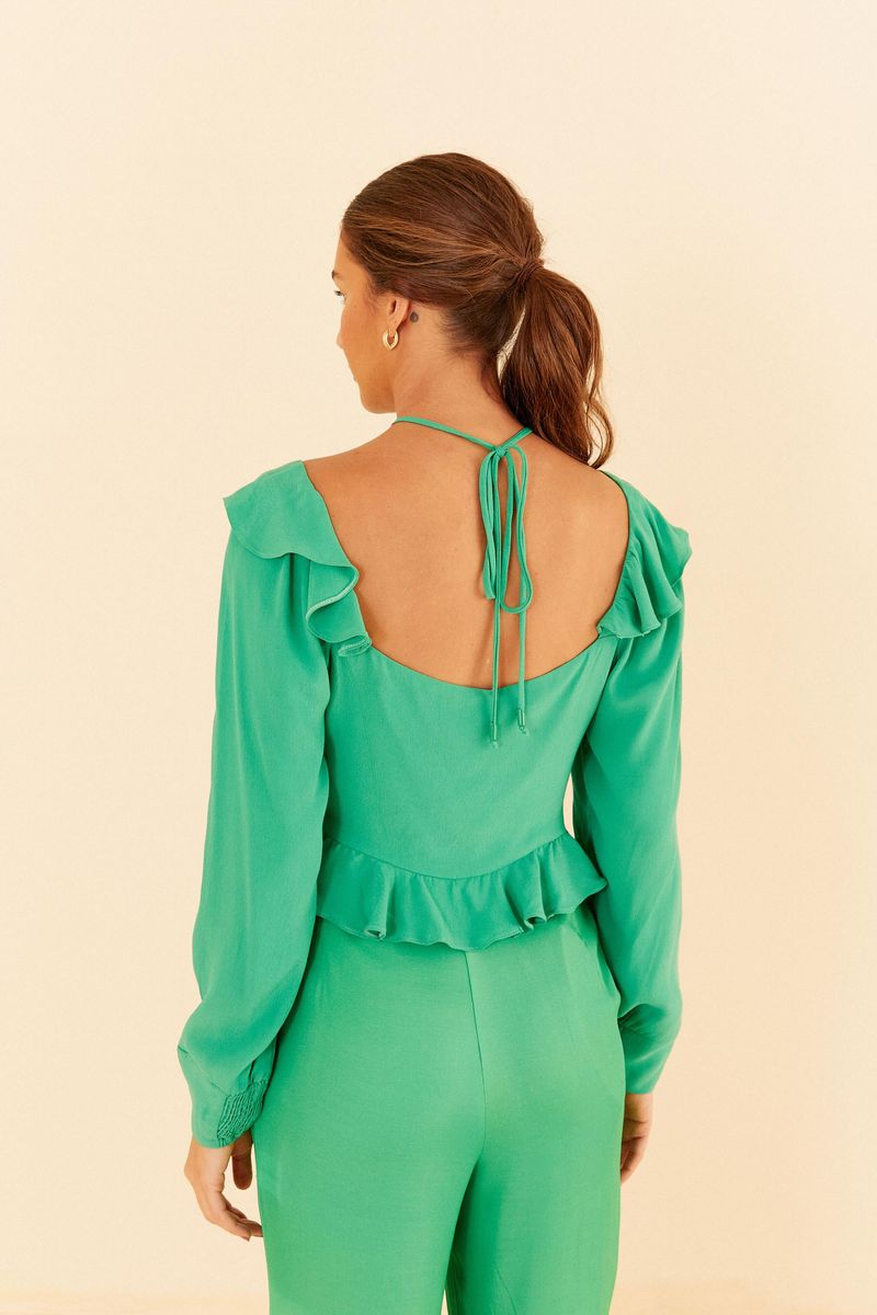 Vista-trasera-de-la-blusa-cropped-verde-con-volantes.