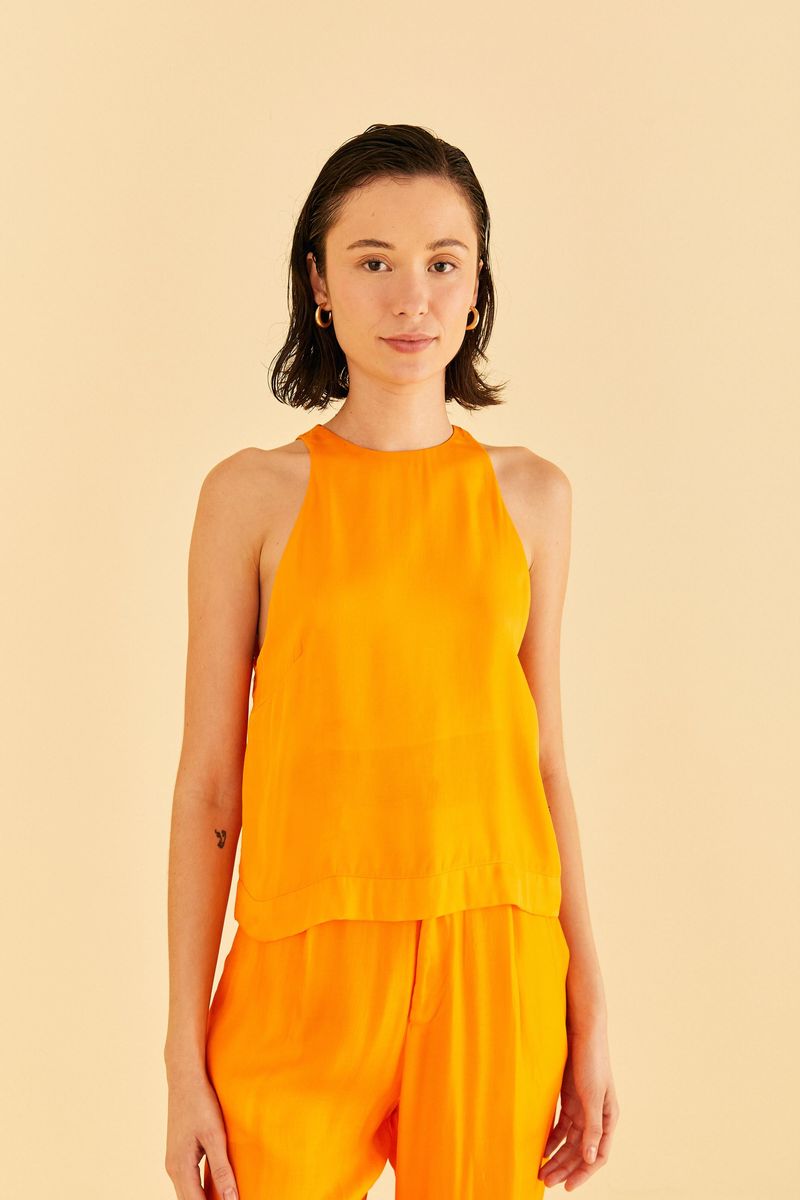 Imagen-de-una-blusa-cropped-en-satin-rojo-vista-desde-un-lado-mostrando-la-caida-suelta.