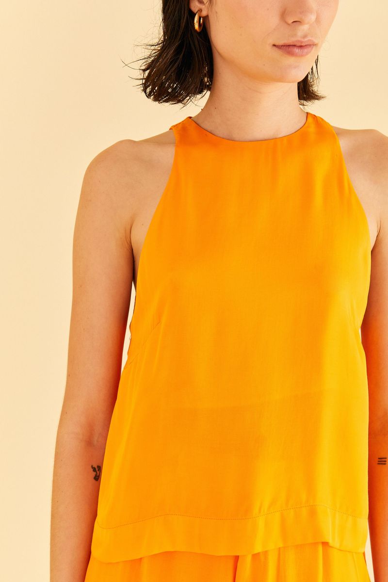 Imagen-de-una-blusa-cropped-en-satin-rojo-vista-desde-atras-mostrando-la-abertura-en-forma-de-gota-cerrada-con-boton.