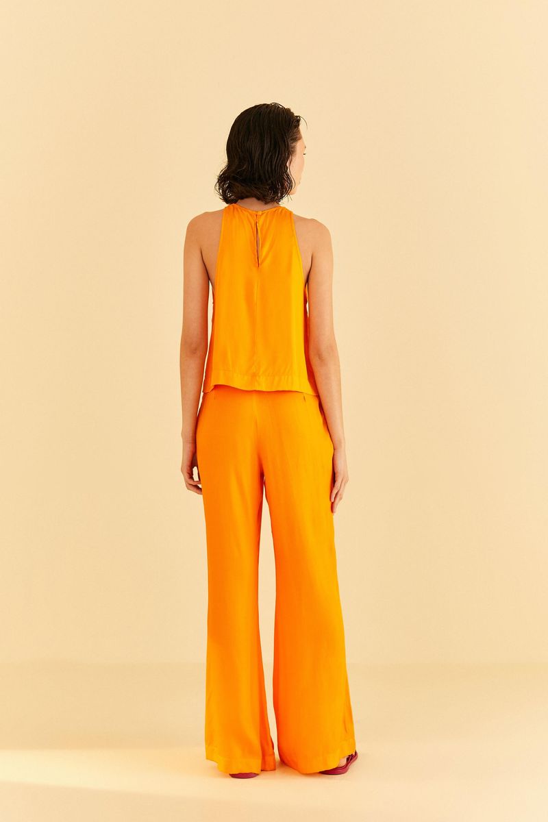 Imagen-de-detalle-del-tejido-satin-rojo-de-la-blusa-cropped.
