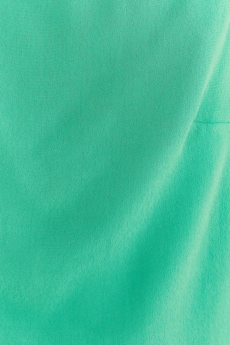 Detalle-del-tejido-verde-de-la-camiseta-sin-mangas-textura-creponada.