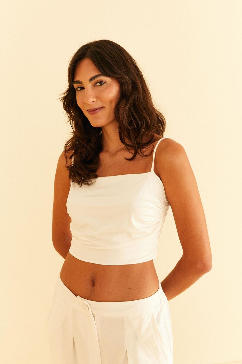 Imagen-de-un-top-recto-con-fruncido-en-los-laterales-tiras-finas-y-ajustables-en-tela-beige.