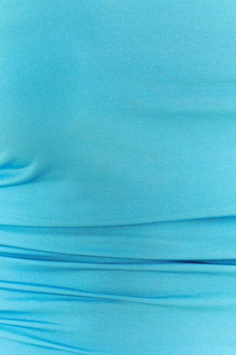 Vista-lateral-del-top-mostrando-el-ajuste-al-cuerpo-y-los-detalles-del-diseño.