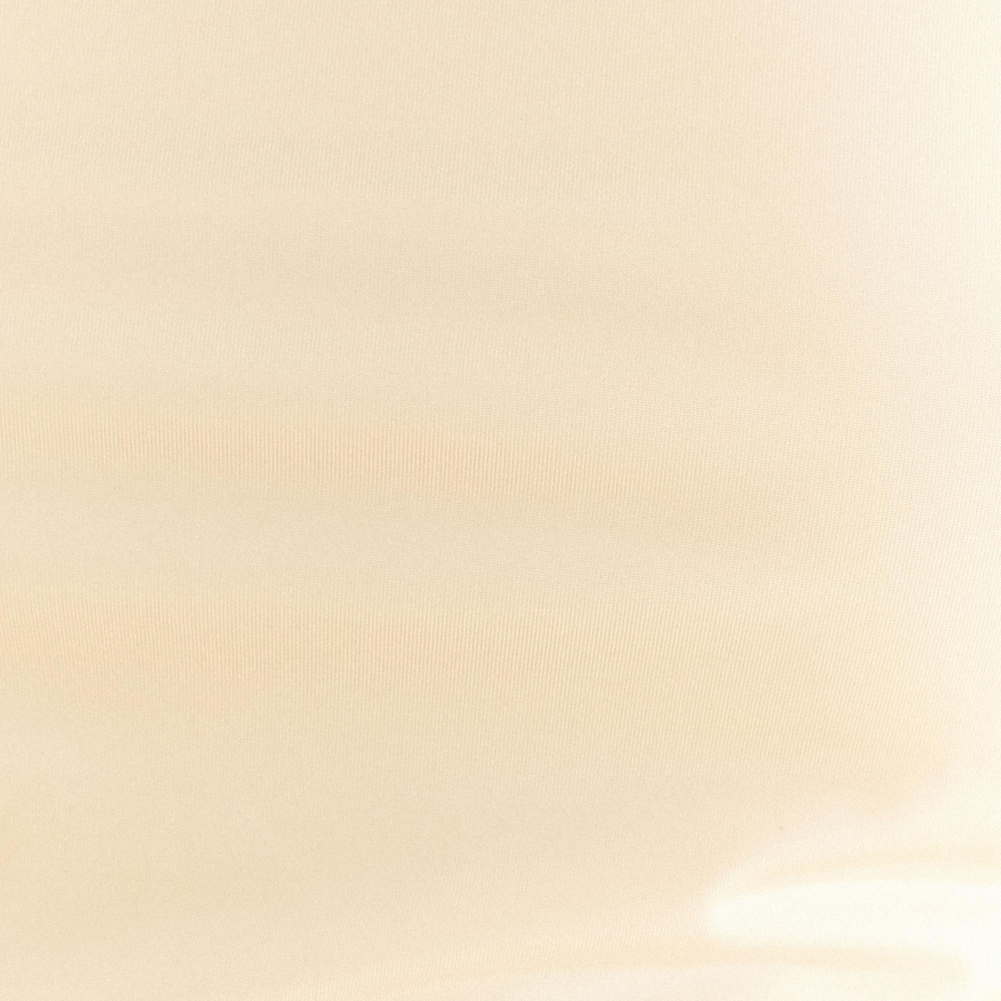 Acercamiento-de-la-tela-beige-del-top-recto-con-fruncido.