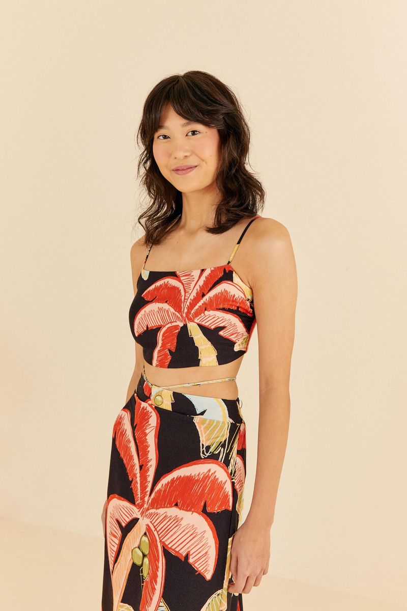 Imagen-de-un-top-estampado-con-tema-tropical-mostrando-detalles-del-escote-cuadrado-y-tirantes-ajustables.