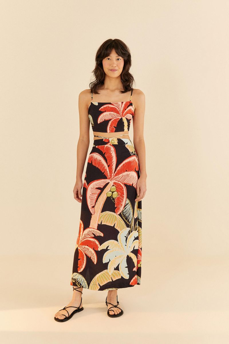 Vista-completa-del-conjunto-con-el-top-y-falda-larga-estampada-destacando-el-tema-tropical.