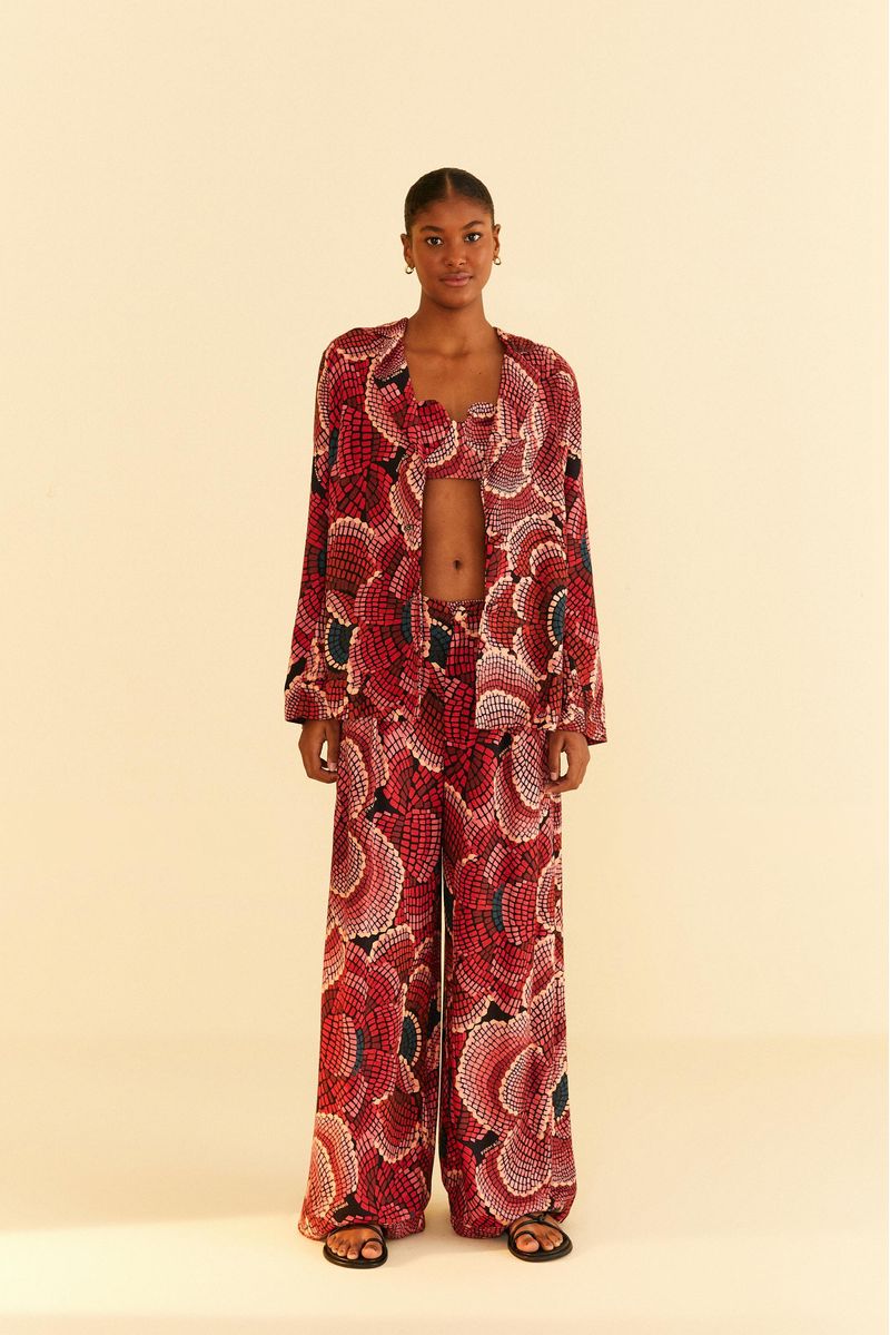 Imagen-de-un-conjunto-con-top-estampado-y-pantalon-a-juego.