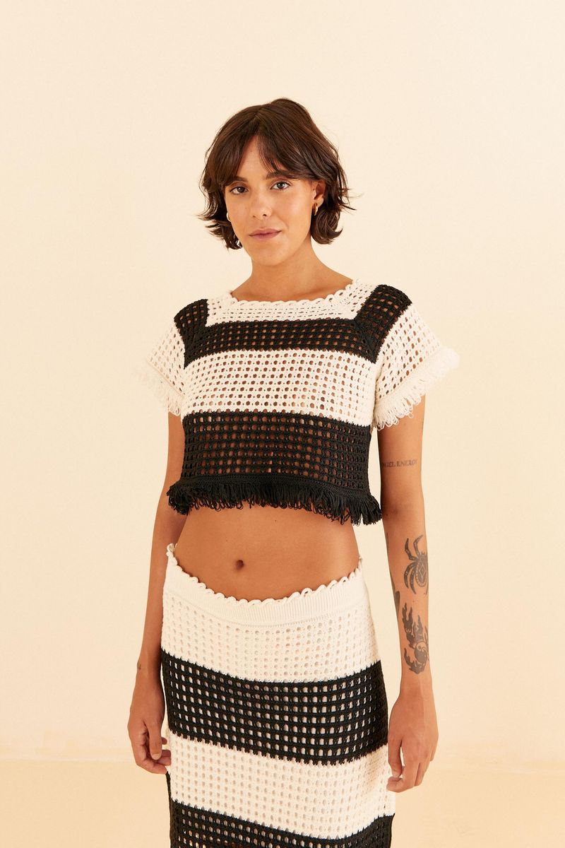 Top-de-tricot-rayado-con-flecos-visto-desde-el-frente.