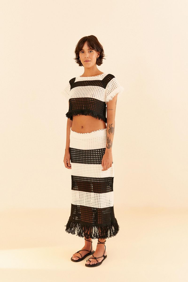 Conjunto-de-top-y-falda-de-tricot-rayado-con-flecos-vista-de-cuerpo-entero.