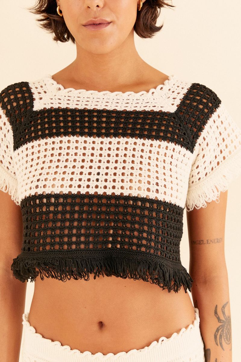 Detalle-del-top-de-tricot-rayado-con-flecos-mostrando-el-acabado.