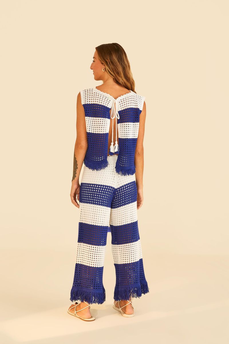Pantalon-de-tricot-con-rayas-y-flecos-visto-desde-atras-mostrando-el-detalle-de-los-flecos.