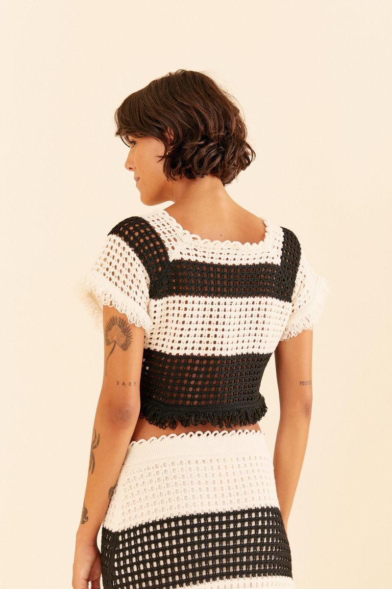 Vista-lateral-del-top-de-tricot-rayado-con-flecos.